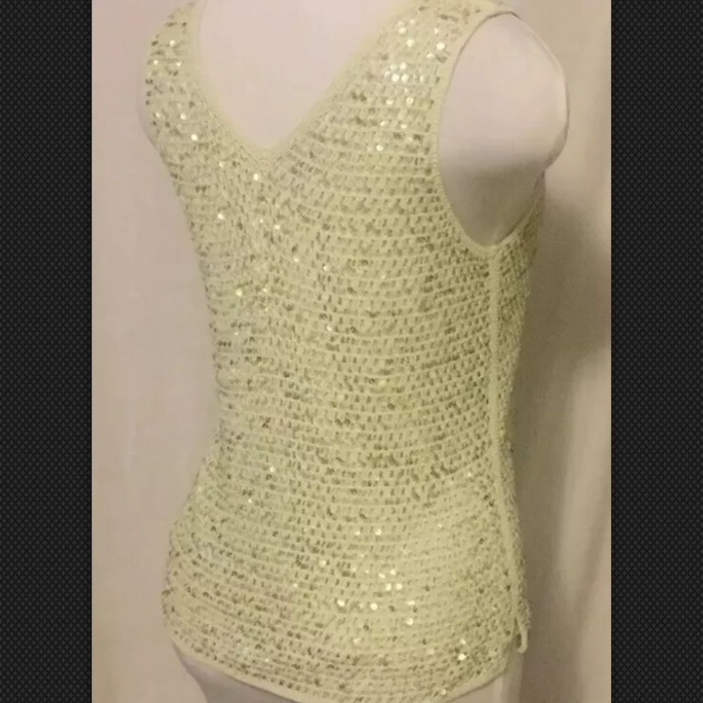 Women’s medium sleeveless v-neck blouse - Picture 4 of 7